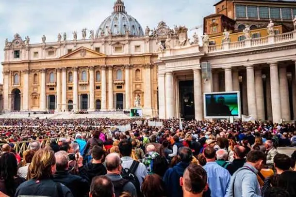 Số tín hữu công giáo toàn cầu tăng, nhưng số linh mục và tu sĩ giảm